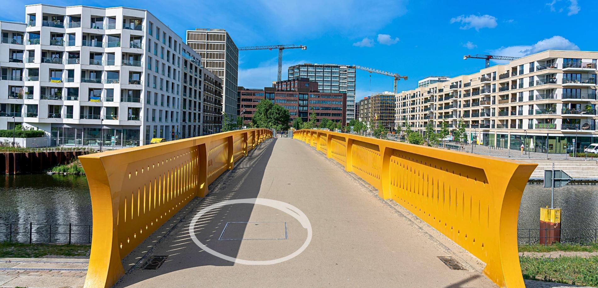 Eine Schachtabdeckung auf einer Berliner Brücke